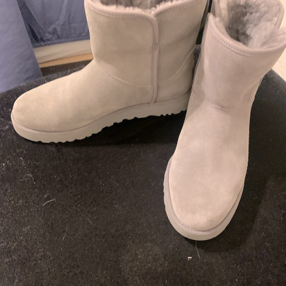 Slim Line Ladies UGGS - Picture 1 of 8